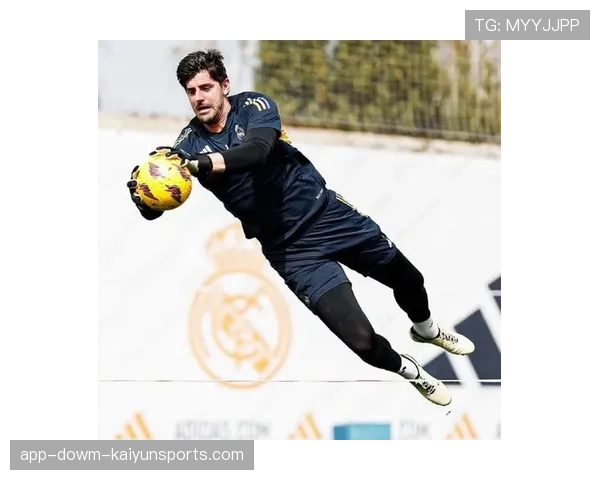 库尔图瓦欧冠伤退引发连锁反应,皇马门将危机考验安切洛蒂轮换深度 库尔图瓦欧冠伤退引发连锁反应,皇马门将危机考验安切洛蒂轮换深度